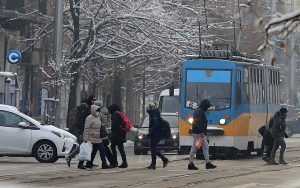 Снежно невреме ја зафати Србија, патишта блокирани од снежни наноси и несреќи, градови покриени со снег