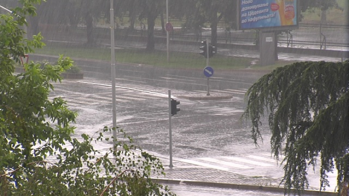 Во текот на ноќта и утре повремени врнежи од дожд, на планините од снег