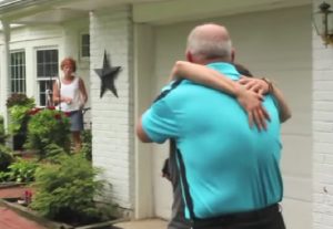 Ја одгледал како негова ќерка! Погледнете како неколку години подоцна таа му заблагодарува