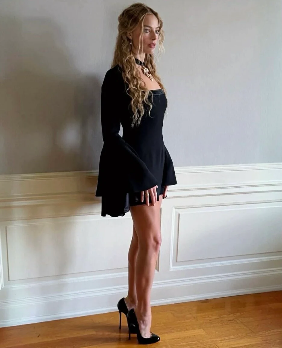 Марго Роби предизвика реакции во високи потпетици што малкумина би се осмелиле да ги носат: „Сè за убавина“