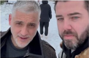 Полицијата ја опколи зградата на Чедо Јовановиќ: Службениците за спроведување на законот дојдоа да го иселат политичарот