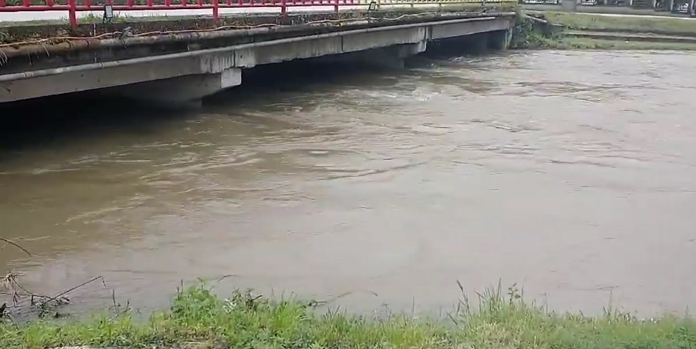 УХМР предупредува на внимателно движење покрај реките, можно е дождовите да ги зголемат водостоите