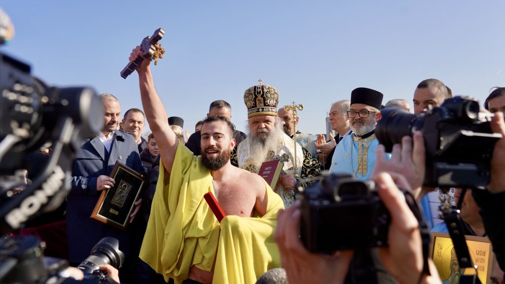 Дарко Митровиќ го фати светиот крст во Скопје