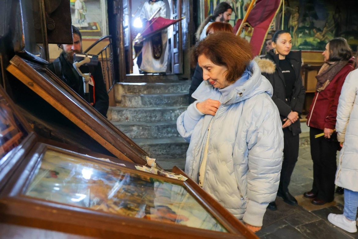 Честитка од Сиљановска-Давкова: Празникот да ни донесе радост во срцето, светлина во душата и мир во умот