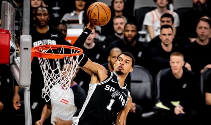 Сан Антонио надомести 19 поени негатива и славеше во новогодишната ноќ