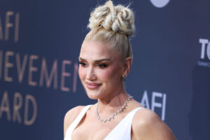 (Видео) Во 90-тите, мажите беа луди по неа, а денеска на 57 години таа се уште е неверојатно згодна