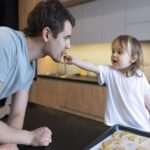 Зошто малите деца се многу приврзани за родителите и како да се надмине оваа фаза?