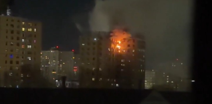 (ВИДЕО) ПОВЕЌЕ ОД 200 ПОЖАРНИКАРИ ГАСНАТ ПОЖАР ВО ЊУЈОРК - се запали облакодер