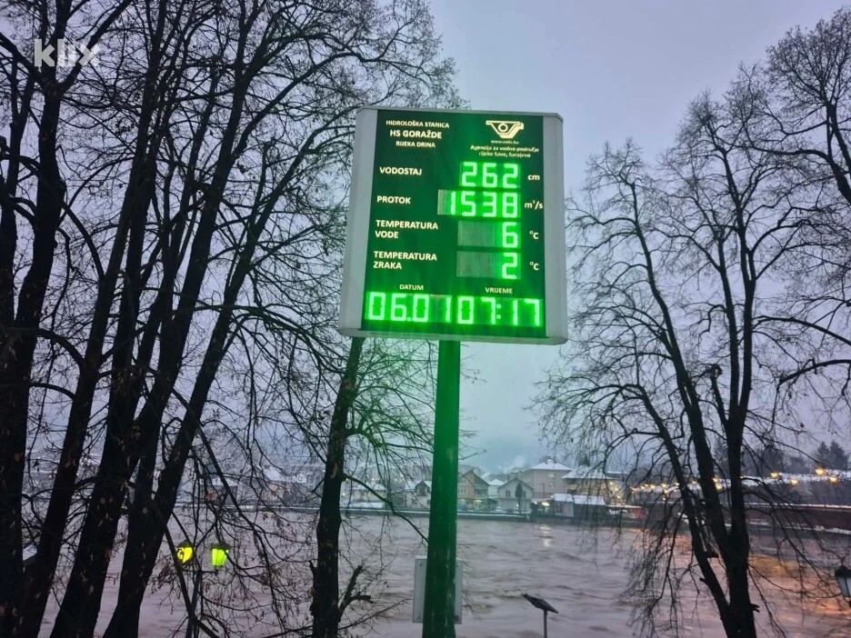 (ФОТО+ВИДЕО) ВО БиХ ИМА ПОПЛАВИ: Куќи се под вода, се излеа Неретва