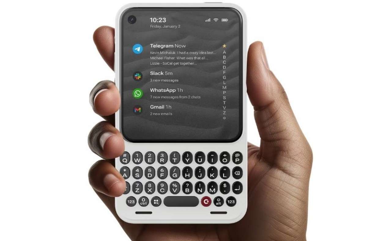 Clicks Communicator е телефон со физичка тастатура што потсетува на BlackBerry