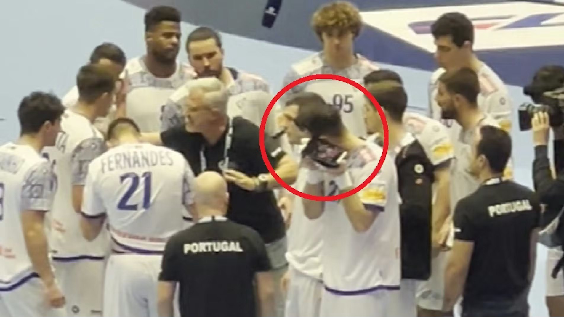 Шпионажа на ЕП? Португалец „прислушувал“ тајм-аут на противникот!