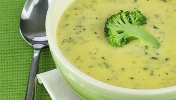 РЕЦЕПТ НА ДЕНОТ: Зеленчукова супа што го чисти целото тело – го смирува желудникот и варењето