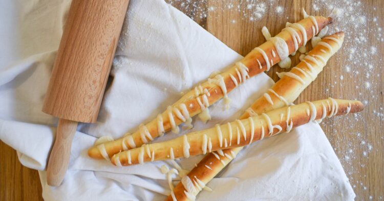 РЕЦЕПТ НА ДЕНОТ: Домашни солени стапчиња