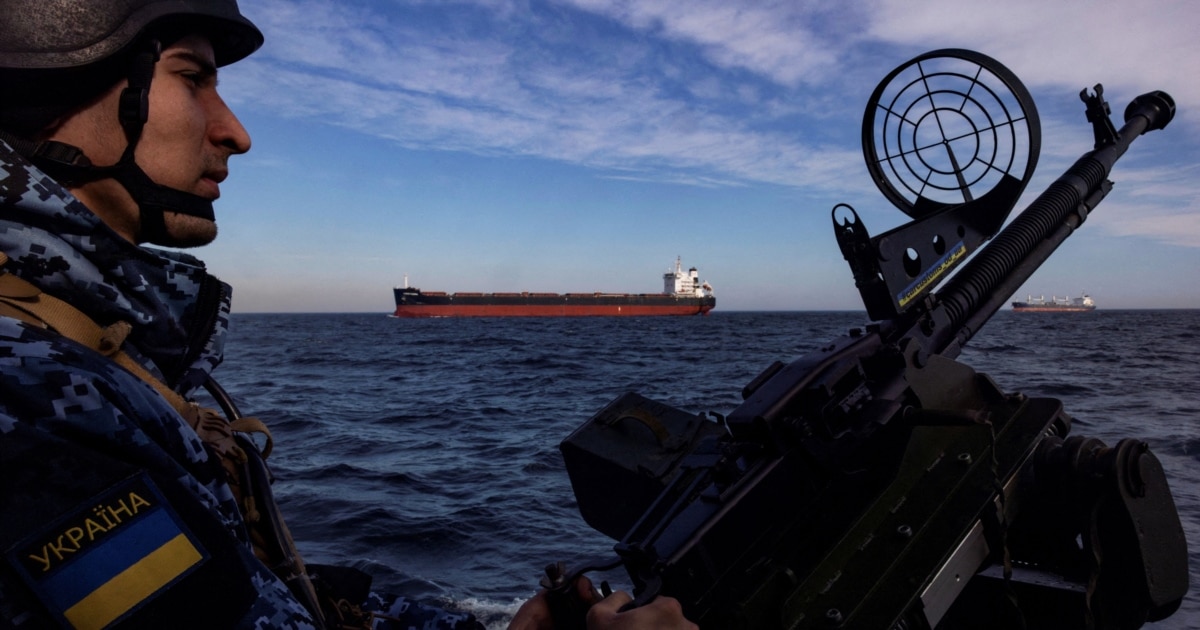 Киев: Русија нападна два цивилни брода во Црното Море