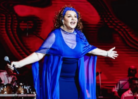 „Срам да ви е“: Ана Бекута гаѓана со снежни топки на концерт во Чачак (видео)