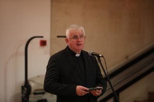 Надбискуп Узиниќ: Црна облека, маскирани лица, поздрави и песни го нарушуваат нашето општество