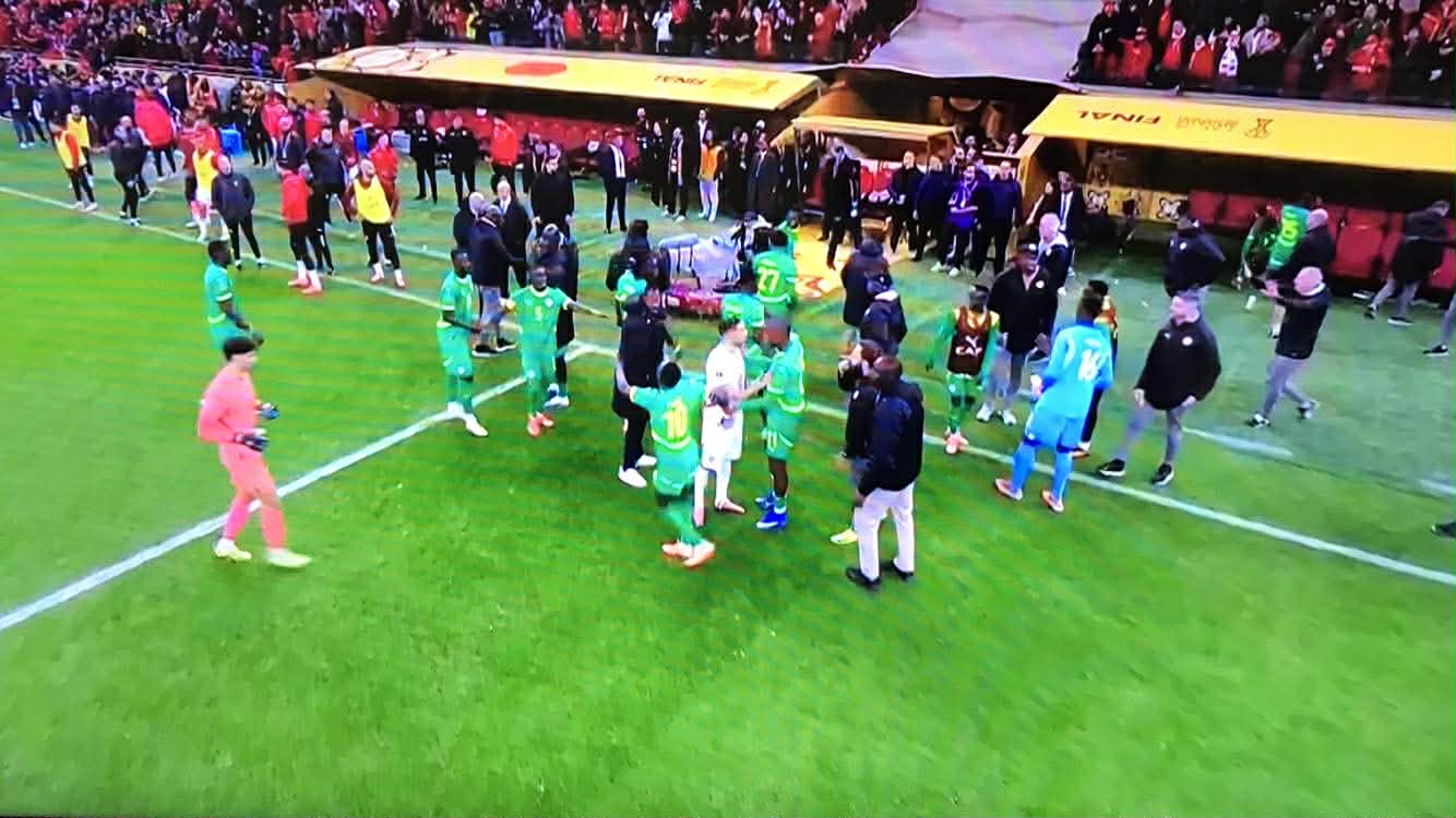 Мароко доби пенал во 90+5 минута,  Сенегал сакаше да го напушти теренот, на крајот, Дијас промаши пенал во 90+23 минута (Видео)