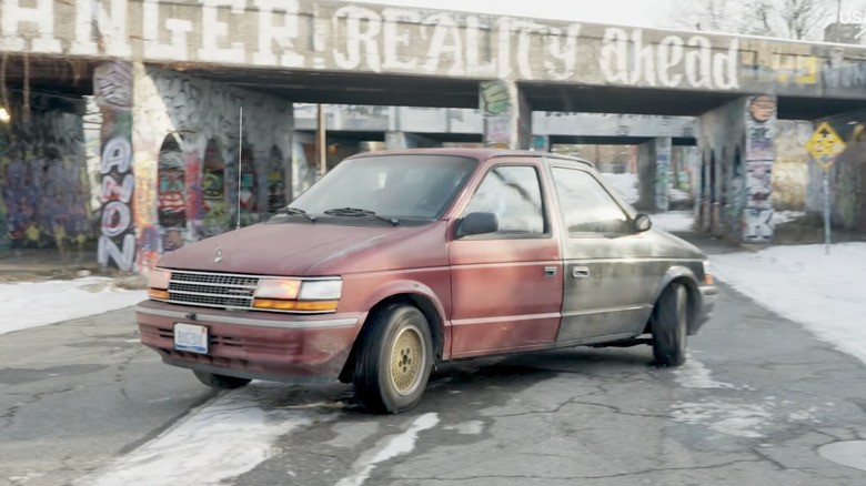 Миниван кој не знае дали оди напред или назад, и токму затоа е совршено лудило