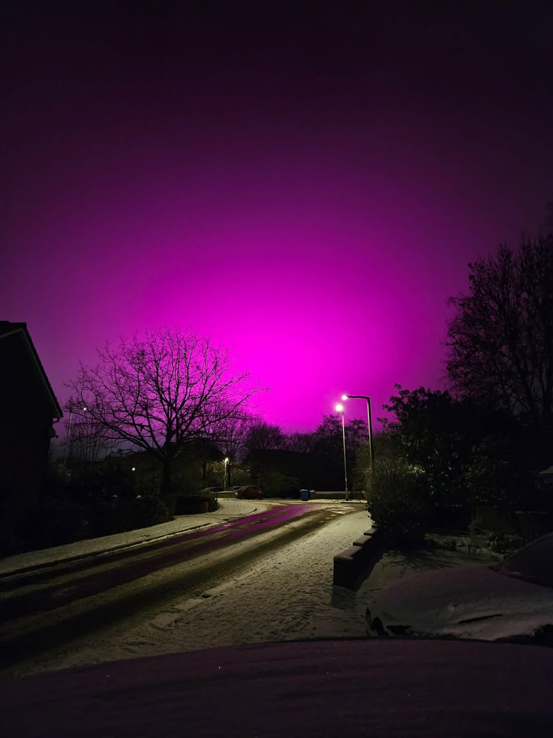 Англискиот град во розово – мистериозното небо ги шокираше жителите, а виновник беше спортот