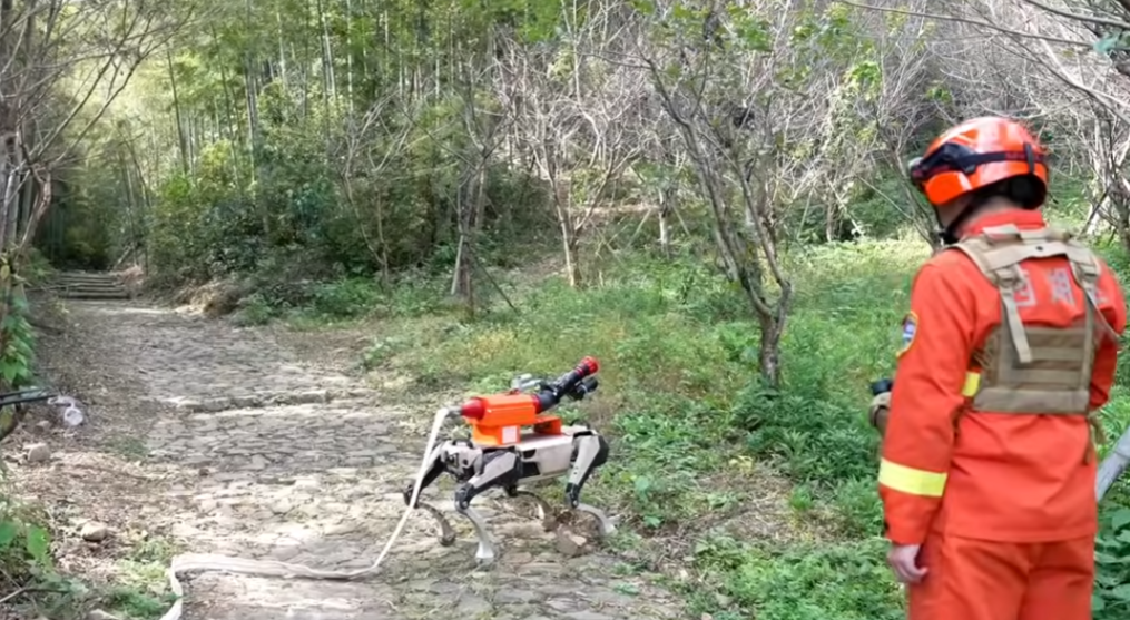 (ВИДЕО) Роботи-кучиња гасат пожари што се премногу ризични за луѓето