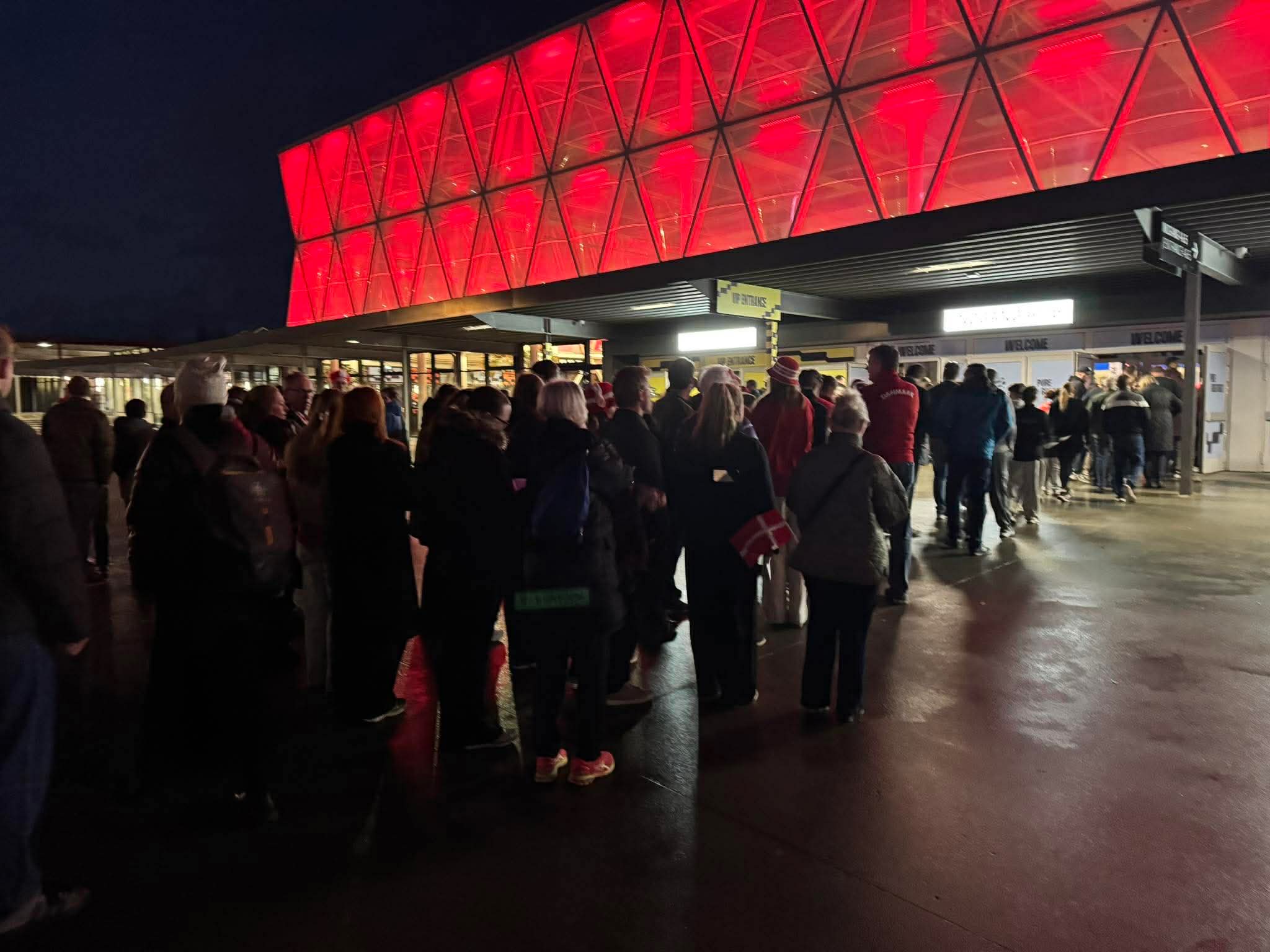 Арената во Хернинг обоена во „црвено-бело“ – гужви и редици на влез