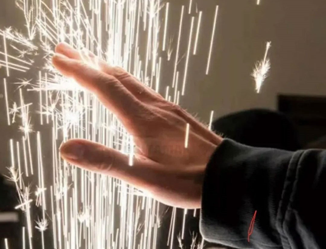 Прскалка или свеќа на врвот од шампањско  ја предизвикало големата трагедија во Швајцарија