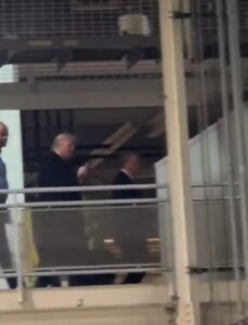 ВИДЕО. Трамп му покажа среден прст на работник на Форд и му рече „Е*би се“