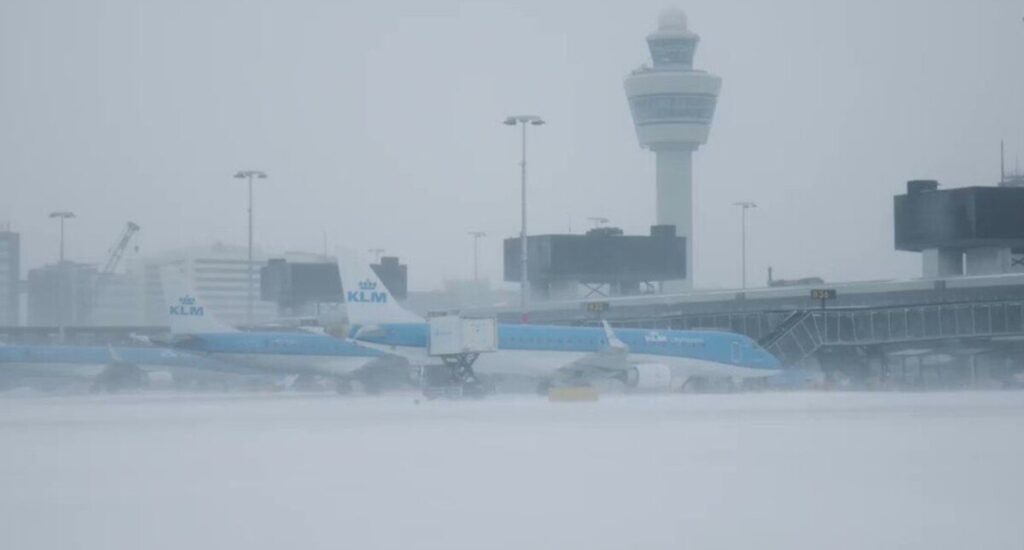 Откажани над 700 летови во Амстердам, патниците останаа заробени со часови