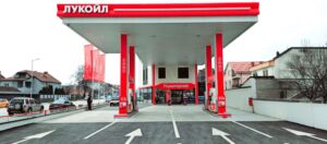 Лукоил се согласи да ги продаде своите средства во странство на американска компанија