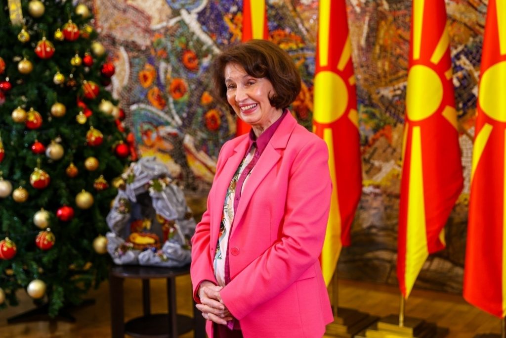 Сиљановска-Давкова: Божиќните празници ќе ја зацврстат нашата вера и надеж и ќе нè потсетат на човековата насушна потреба од чинењето добри дела