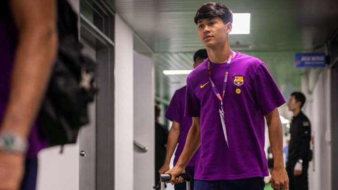 Флик се чувствува изневерен од младиот Дро, го избркал од соблекувалната