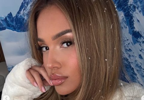 Бресквица провоцира во целосно проѕирна блуза: Градите во преден план