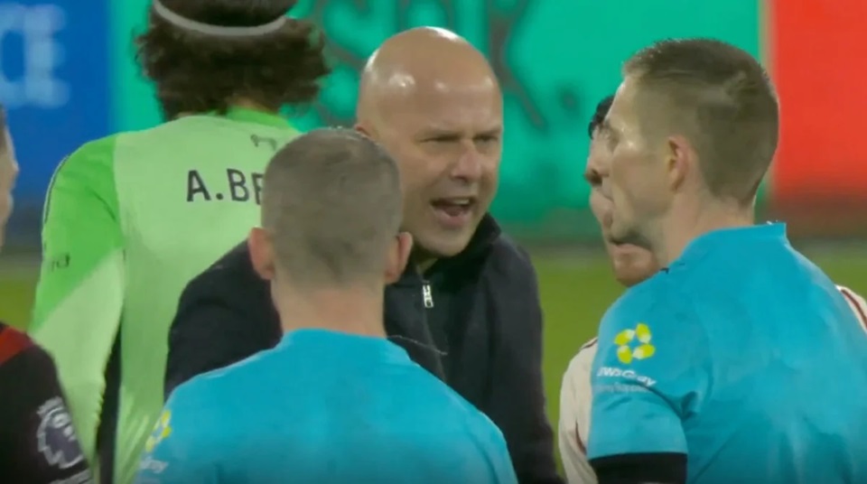 Слот ги нападна судиите по шокантниот пораз на Ливерпул (ВИДЕО)