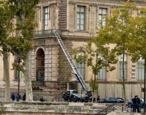 Ново видео од надзорните камери ја прикажува кражбата на скапоцен накит во Лувр во акција