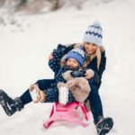 Забавни активности што можете да ги правите со децата на снег