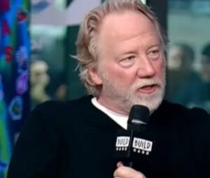 Актерот обвинет за злоставување деца се предаде на полицијата