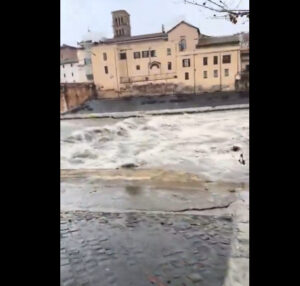 (ВИДЕО) Хаос во Италија: Рим под вода,  затворени патишта,  вклучени аларми