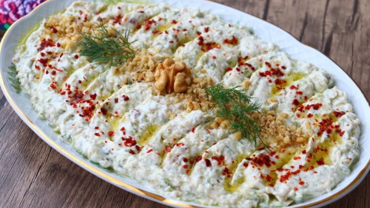 РЕЦЕПТ НА ДЕНОТ: Крем салата со лук и сусам