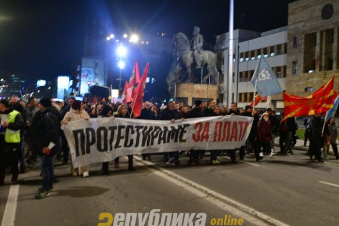 Бараме поголеми плати – порачаа работниците на протестот на ССМ