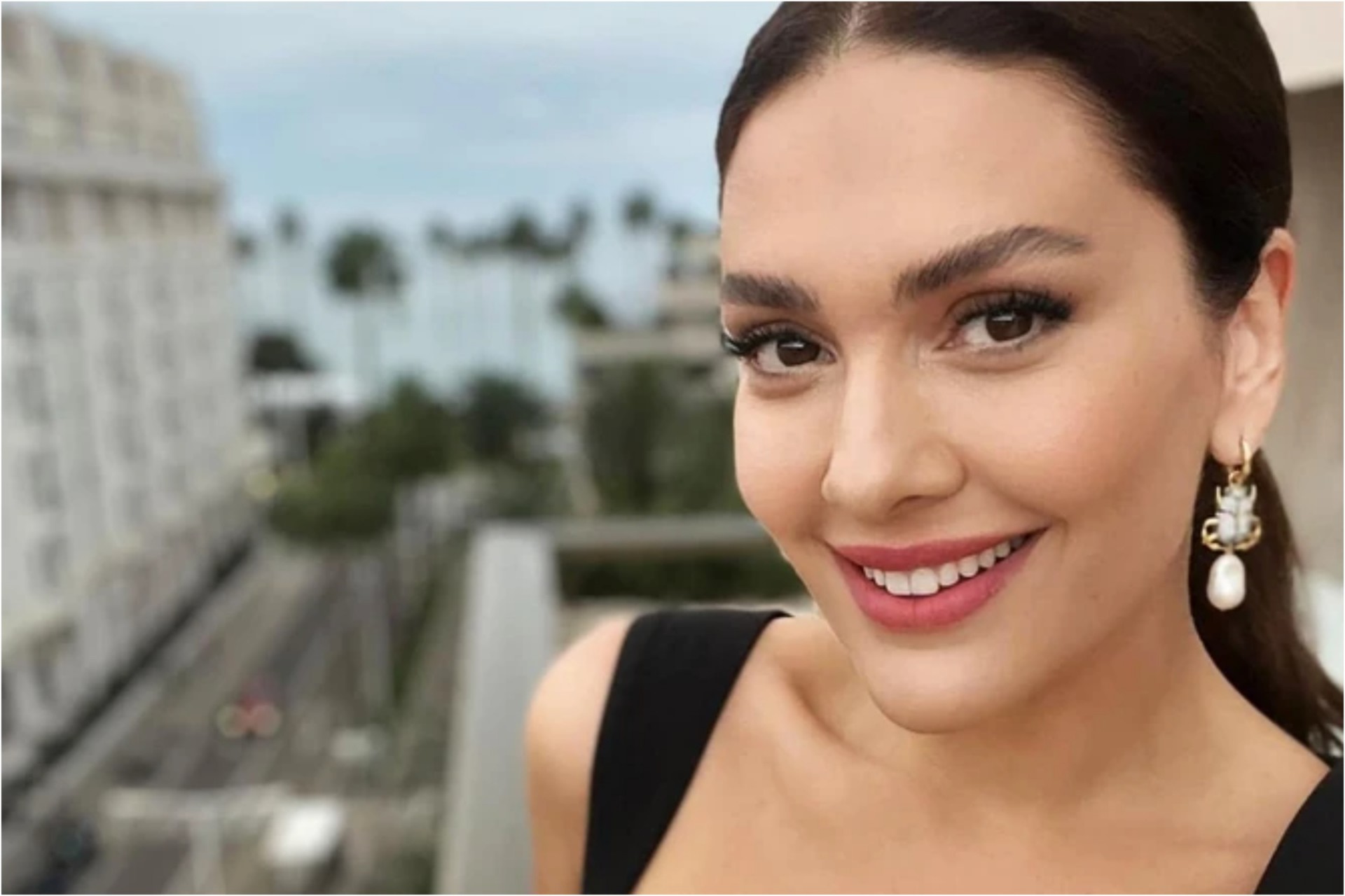 Убавата Шехерезад носи фустан кој е како создаден за жени од 40+: Оваа жена е синоним за природна убавина