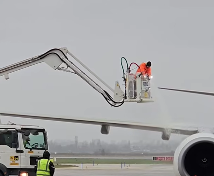 ВИДЕО: Зимска борба на аеродромот: Како ТАВ Македонија ги подготвува авионите на екстремен студ