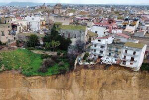 (ВИДЕО) Огромно свлечиште зафати град во Сицијалија: Луѓето итно се евакуирани
