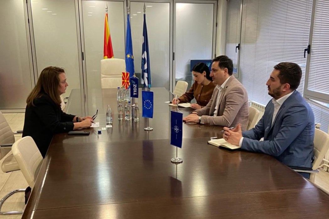 Директорот на Дирекцијата за ТИРЗ, Гоце Димовски оствари успешна средба со Мисти Рајс, извршен директор за владини работи на Магна Интернационал