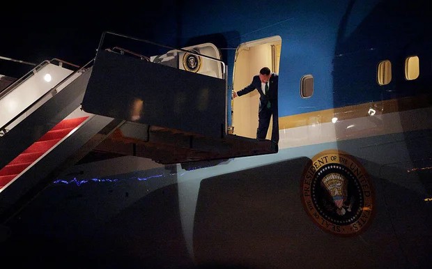 ТРАМП ТРГНА ЗА ДАВОС, ПА СЕ ВРАТИ НАЗАД ПОРАДИ ЕЛЕКТРИЧЕН КВАР НА АВИОНОТ