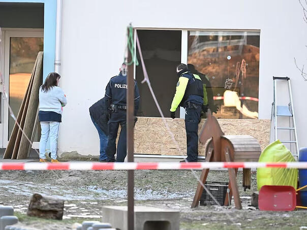 Трагедија во Берлин – тешка стаклена врата уби 5-годишно дете