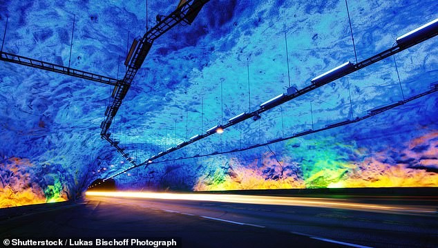 Внатре во најдолгиот автотунел на светот: Светлосно шоу и најсовремени погодности за возачите во Норвешка