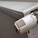 Како да заштедите на греење во зима? Десет докажани совети што вреди да се испробаат