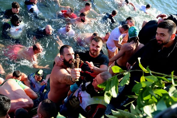 Водици во Охрид: Мартин Гоџо го извади крстот од Охридското Езеро