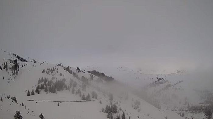 Слаб снег провејува на Попова Шапка, сообраќајот на државните патишта се одвива непречено