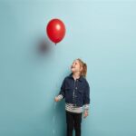 Хелиумот може да биде смртоносен – докторка објаснува зошто не треба да дозволите децата да го вдишуваат